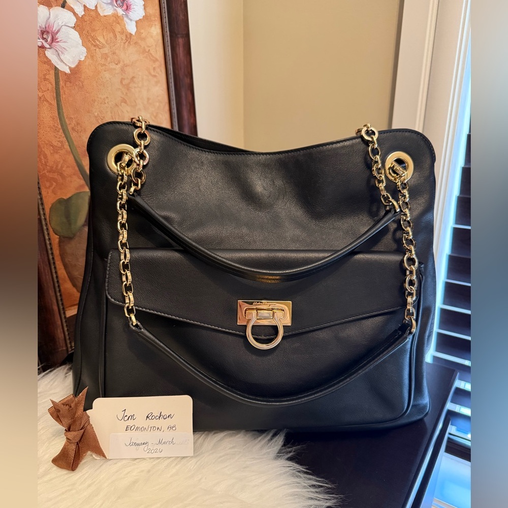 🎀Salvatore Ferragamo Sheba Black Leather Chain Shoulder Bag🎀